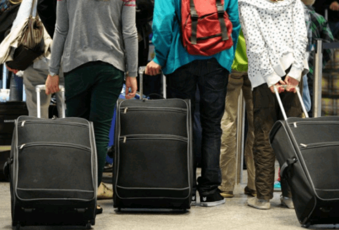 Bie dukshëm numri i punëkërkuesve, njohësi thotë se mbi 200 mijë të rijnë janë larguar nga Kosova për dy vite