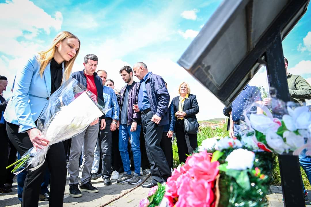 Nënkryetarja Lahu dhe drejtorë komunal kanë bërë homazhe në nderim të 31 martirëve të rënë mbi urën e fshatit Lluzhan