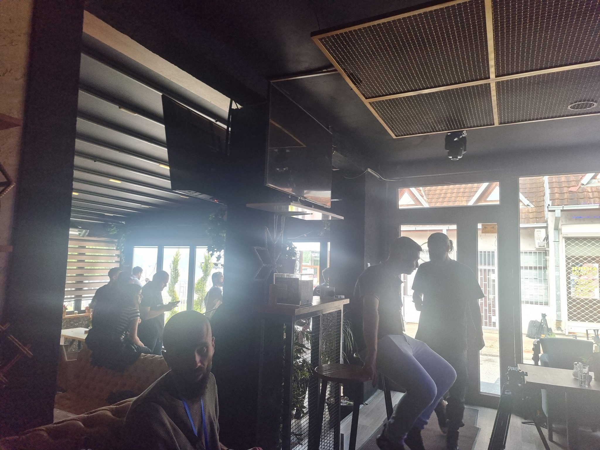 Gazetarët vazhdojnë të qëndrojnë të qëndrojnë në afërsi të komunës në Zveçan