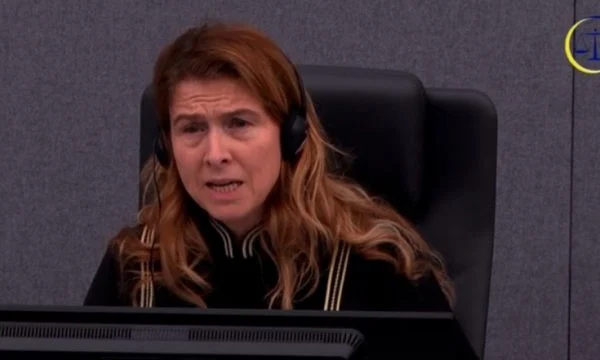 Gjykatësja i “bërtet” dëshmitarit: Po jep përgjigje të ndryshme nga pyetja që po të bëhet