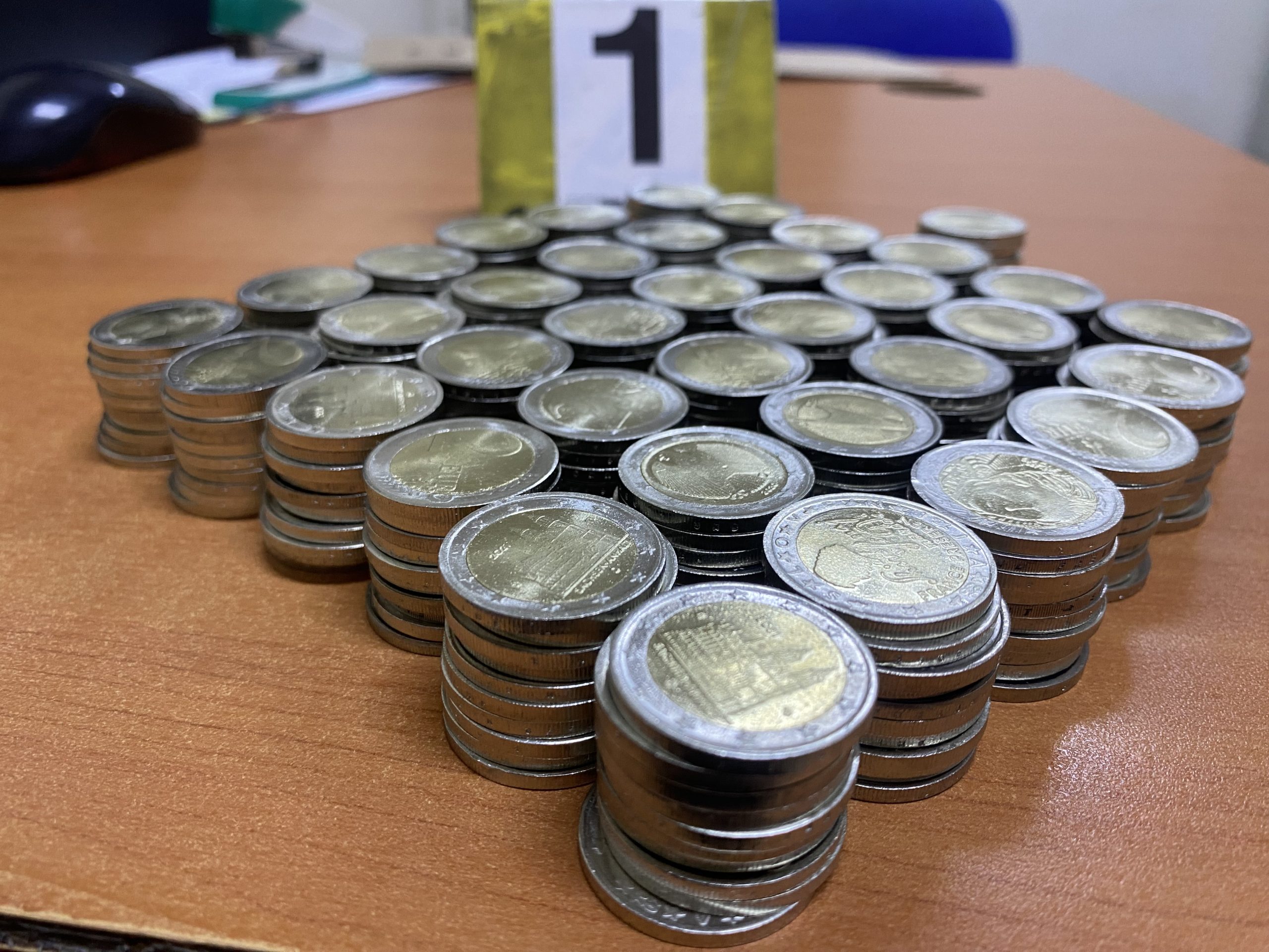 Arrestohet 41-vjeçari në Ferizaj/ I vuri në qarkullim 740 euro false, të gjitha monedhat nga 2 euro