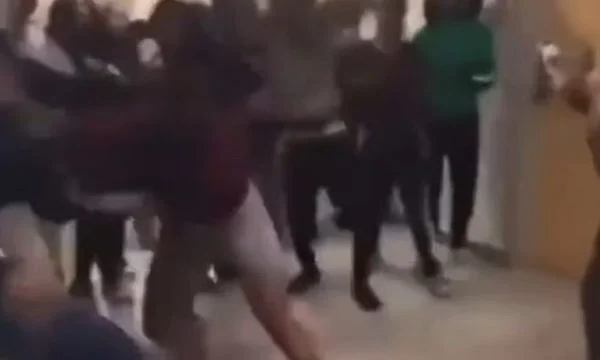 Pamje shqetësuese, nxënësit e klasës së nëntë në SHBA i “hyjnë në dru” nëndrejtoreshës