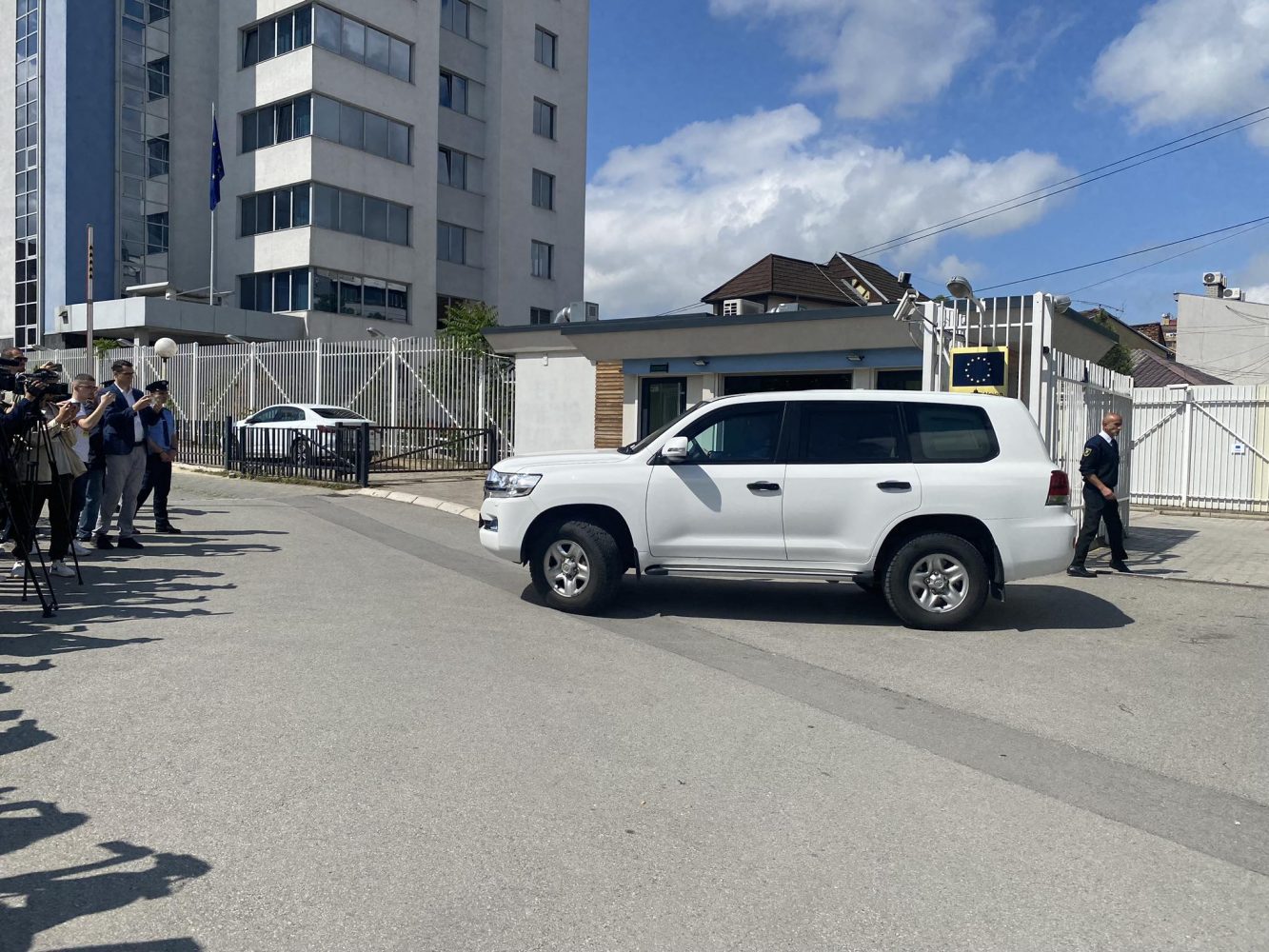 Shefi i BE-së në Kosovë shpreh keqardhje që kryetarët nga VV nuk iu bashkuan në takim me Hovenierin