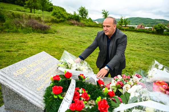 Kryetari Bulliqi vendosë lule tek varri i Agim Kikajt, ishte veprimtar i shquar, intelektual e vizionar, i urtë e gojë ëmbël