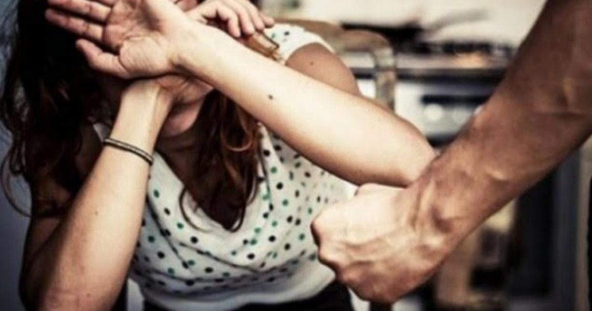 Vushtrri: 35-vjeçari e rrah gruan në mes të rrugës vetëm pse s’ia hapi telefonin, intervenon Policia