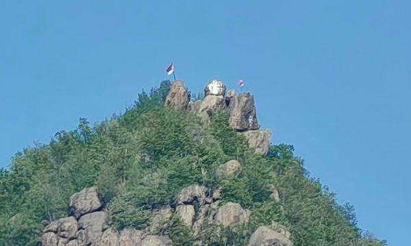 “Afër 100 policë ma rrethuan shtëpinë” – flet mitrovicasi që hoqi flamurin serb në Zveçan