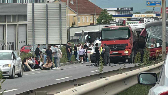 Dhjetëra persona të lënduar nga askidenti mes autobusit dhe kamionit në Prishtinë, Policia jep detaje