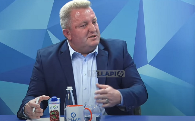 Berisha: Kryeministri i “bashkimit kombëtarë” po na arreston për flamurin e Serbisë