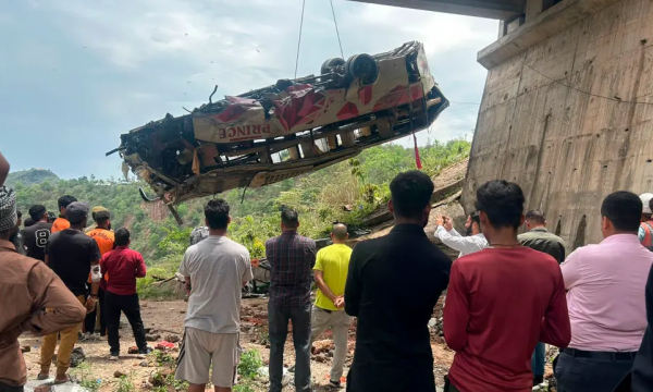Autobusi bie nga ura, 10 persona humbin jetë 55 të tjerë plagosen