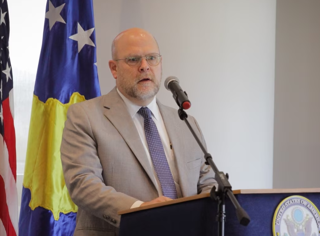 Ambasadori amerikan deklarohet pas takimit me Osmanin: Situata është thellësisht shqetësuese