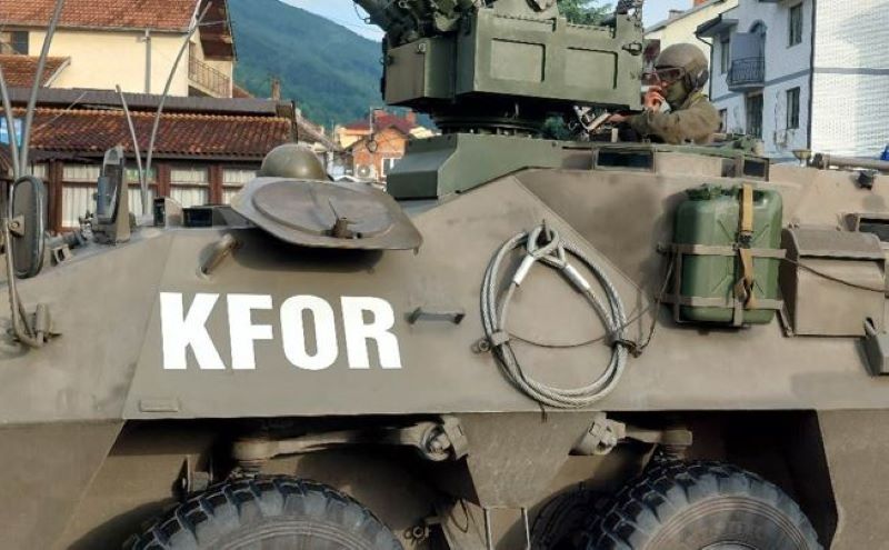 KFOR-i dhe protestuesit në Zveçan bisedojnë për largimin e autoblindave të policisë