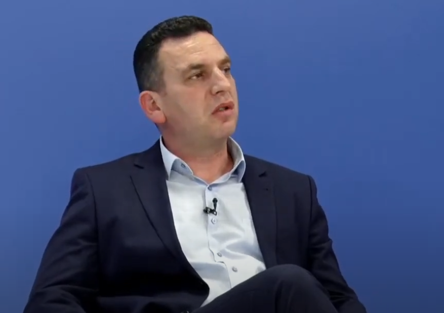 “Kryeshefi i KEK-ut paguhet rreth 3500 euro” – Llumnica: Pagat e larta, s’folin me neve