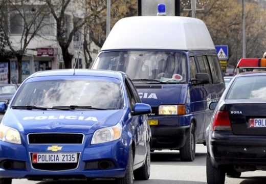 Dhunoi nënën, djalin e ish-gruas dhe i vuri flakën shtëpisë, dorëzohet në polici ish-dhëndri nga Kosova