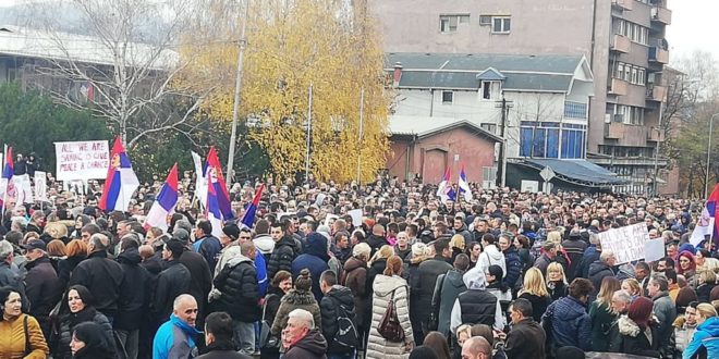 Mediat serbe: Serbët e Kosovës po detyrohen të marrin pjesë në protestën e Vuçiqit