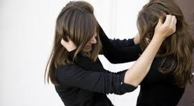 Tri gra rrahin një tjetër grua në Prizren