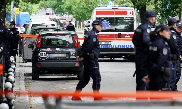 Vazhdojnë çmenduritë: Studenti serb vizatoi trupa të përgjakur në klasë, arrestohet nga policia
