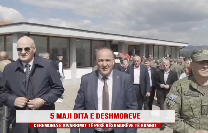 Kryetari Bulliqi merrë pjesë në ceremoninë e rivarrimit të pesë dëshmorëve të Kombit