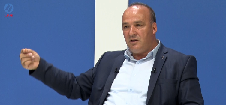 ”Paska folur deputeti analfabet” – Kujt po i kundërpërgjigjet Bulliqi?