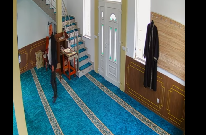 Publikon momentin kur një person thyen arkën e një xhamie dhe vjedh paratë