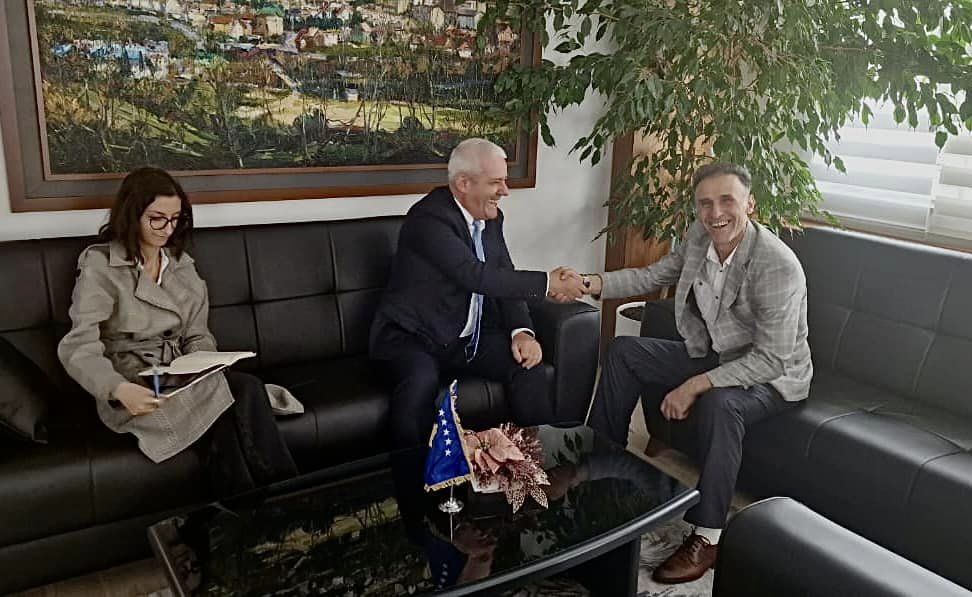 Sveçla pas vizitës te Hetemi: I ofrova gjithë mbështetjen time në ushtrimin e funksionit të tij