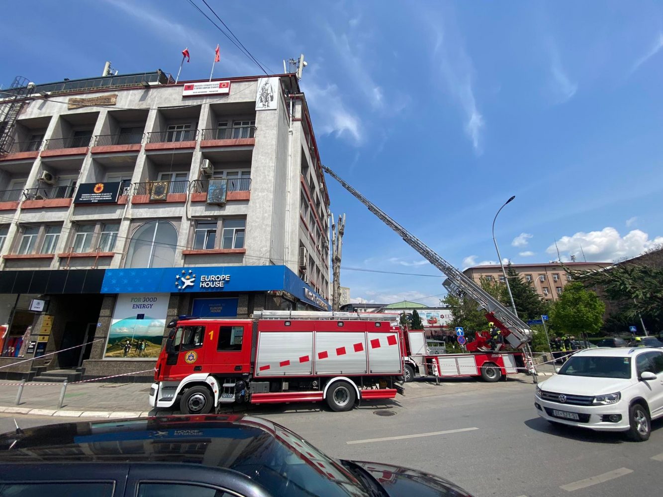 Policia e Zjarrfikësit në vendngjarje, gati të bie fasada e një objekti përballë Komunës në Prishtinë