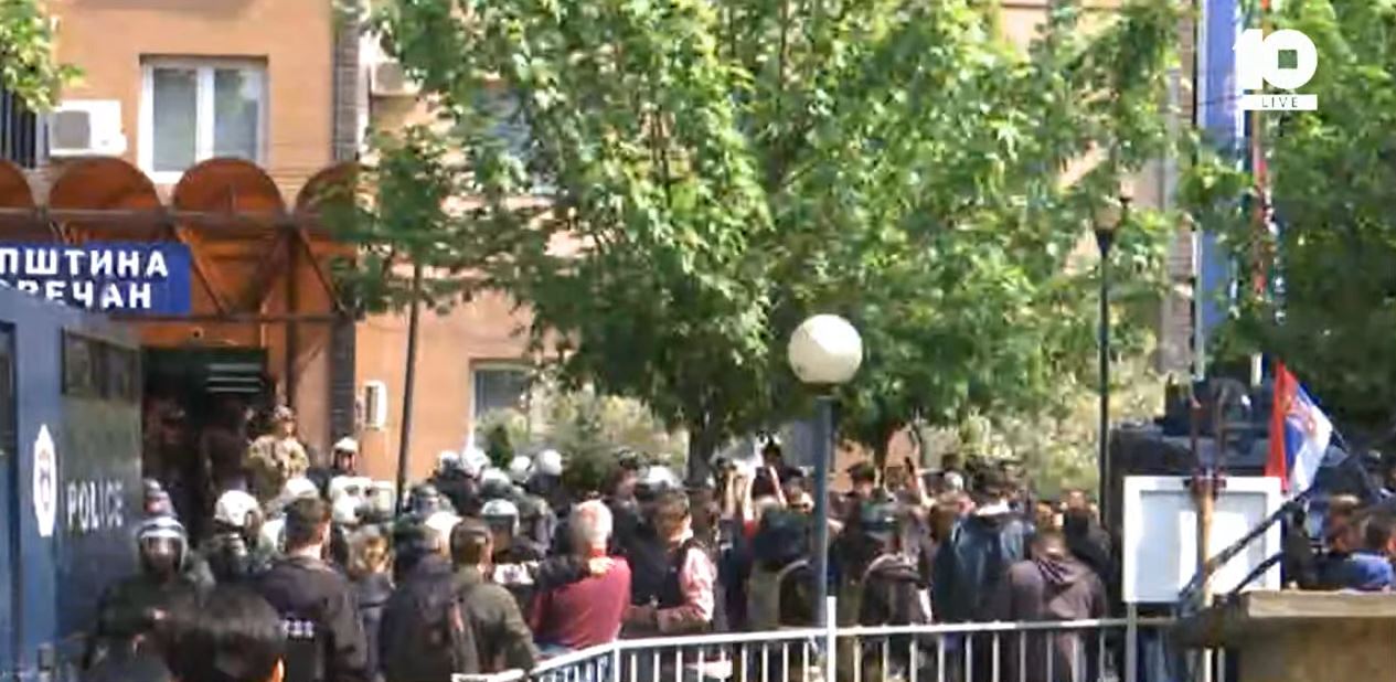 Persona me maska e vendosin flamurin serb mbi autoblindat e Policisë, brohorasin “Serbia, Serbia”