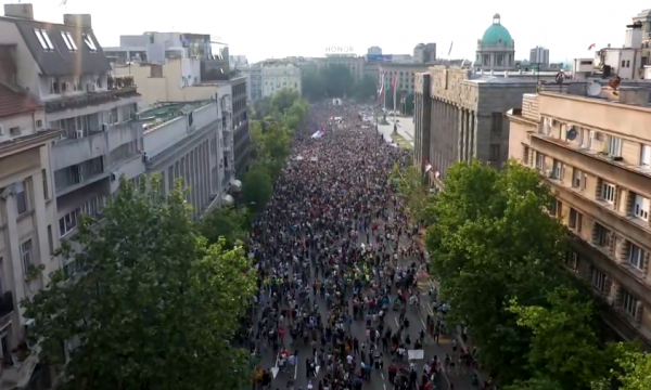 “Fjalët dhe propaganda e Vuçiq s’kanë më peshë”, Vela i publikon pamjet e protestave në Beograd