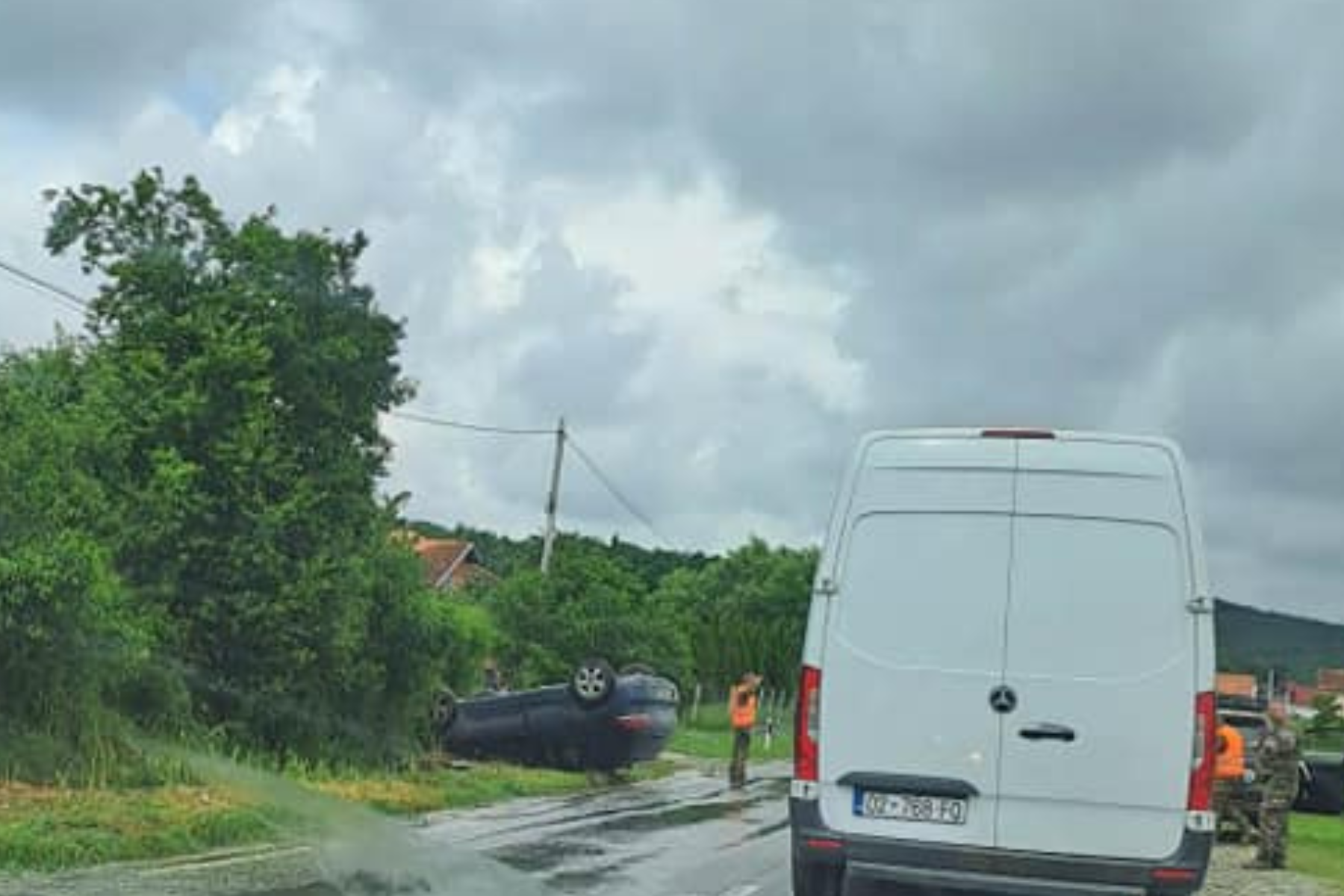 Vetaksident trafiku në rrugën Skenderaj-Mitovicë, rrokulliset një veturë