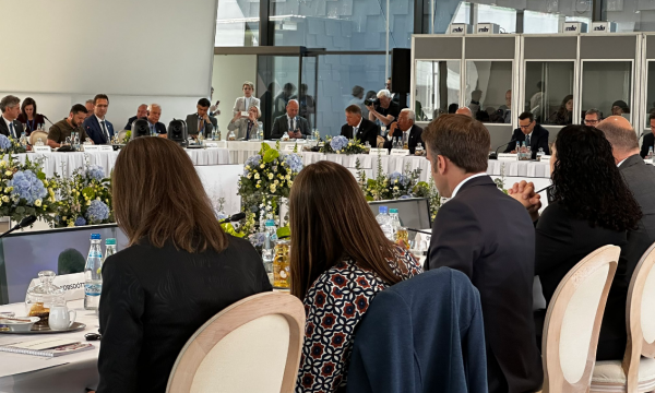 Samiti në Moldavi, Osmanin e ulin në mes të presidentit Macron e kancelarit Scholz