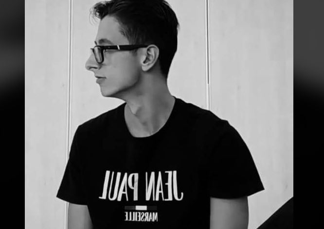 Prekëse sa s’ka më, Shkëlqim Pacolli shpërthen në lot pasi varrimit të prindërve dhe vëllait