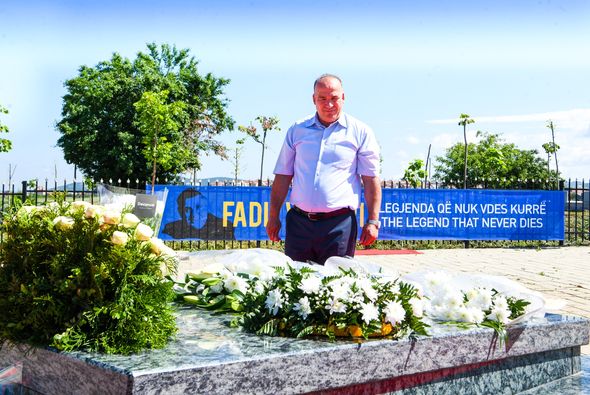 Kryetari Bulliqi kujton me respekt dhe krenari Fadil Vokrrin – legjendën e futbollit shqiptar