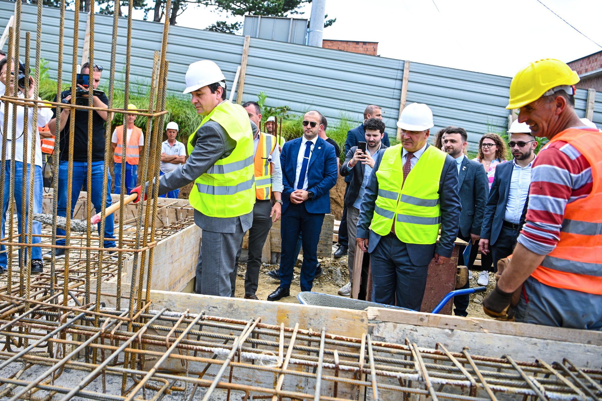 Bulliqi bashkë me Kurtin vënë gurthemelet për ndërtimin e shkollës fillore në Dumosh dhe çerdhes së re publike
