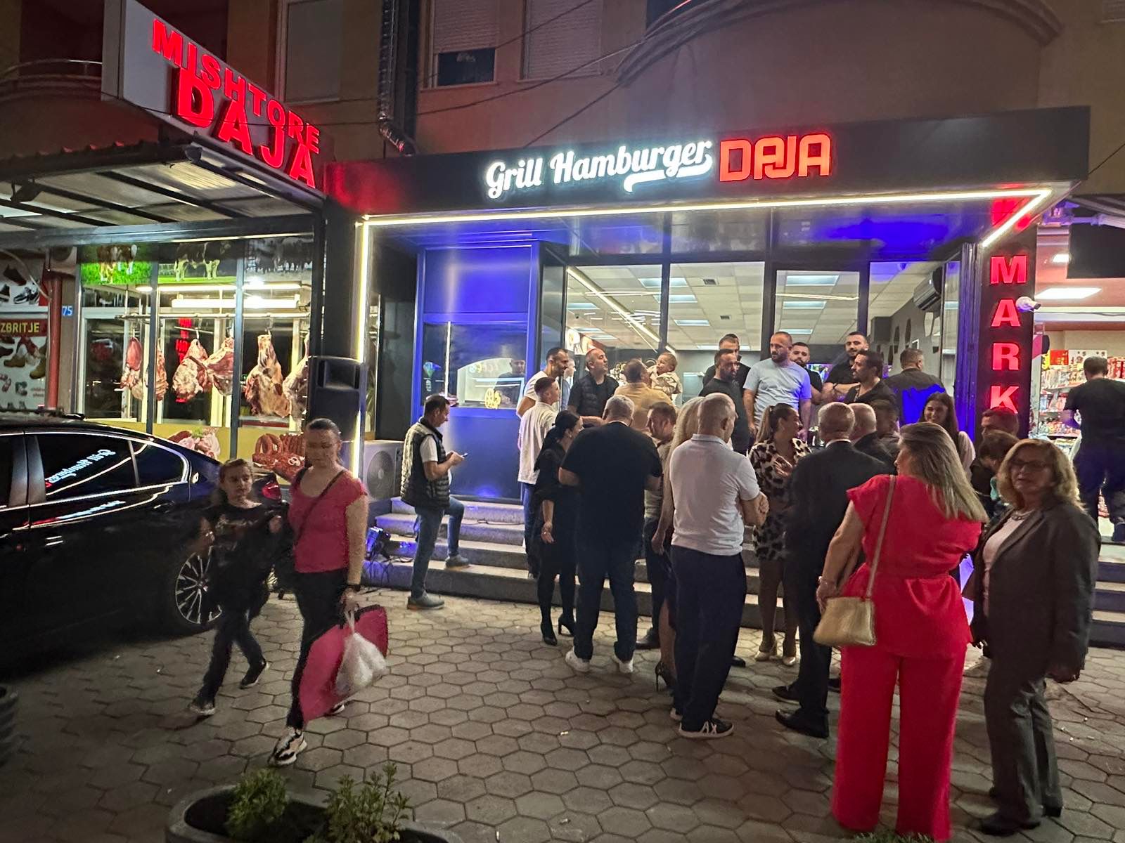 Larg muzikës, Shkurte Gashi nis biznes me hamburgerët