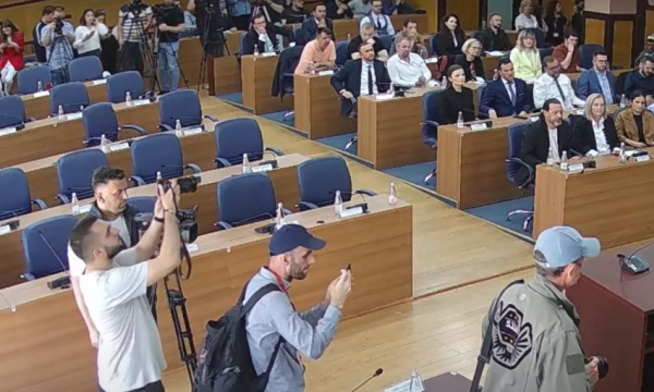 LVV, AAK dhe Nisma bëhen bashkë në Komunën e Prishtines, shkarkojnë 10 aksionarë të ndërmarrjeve publike