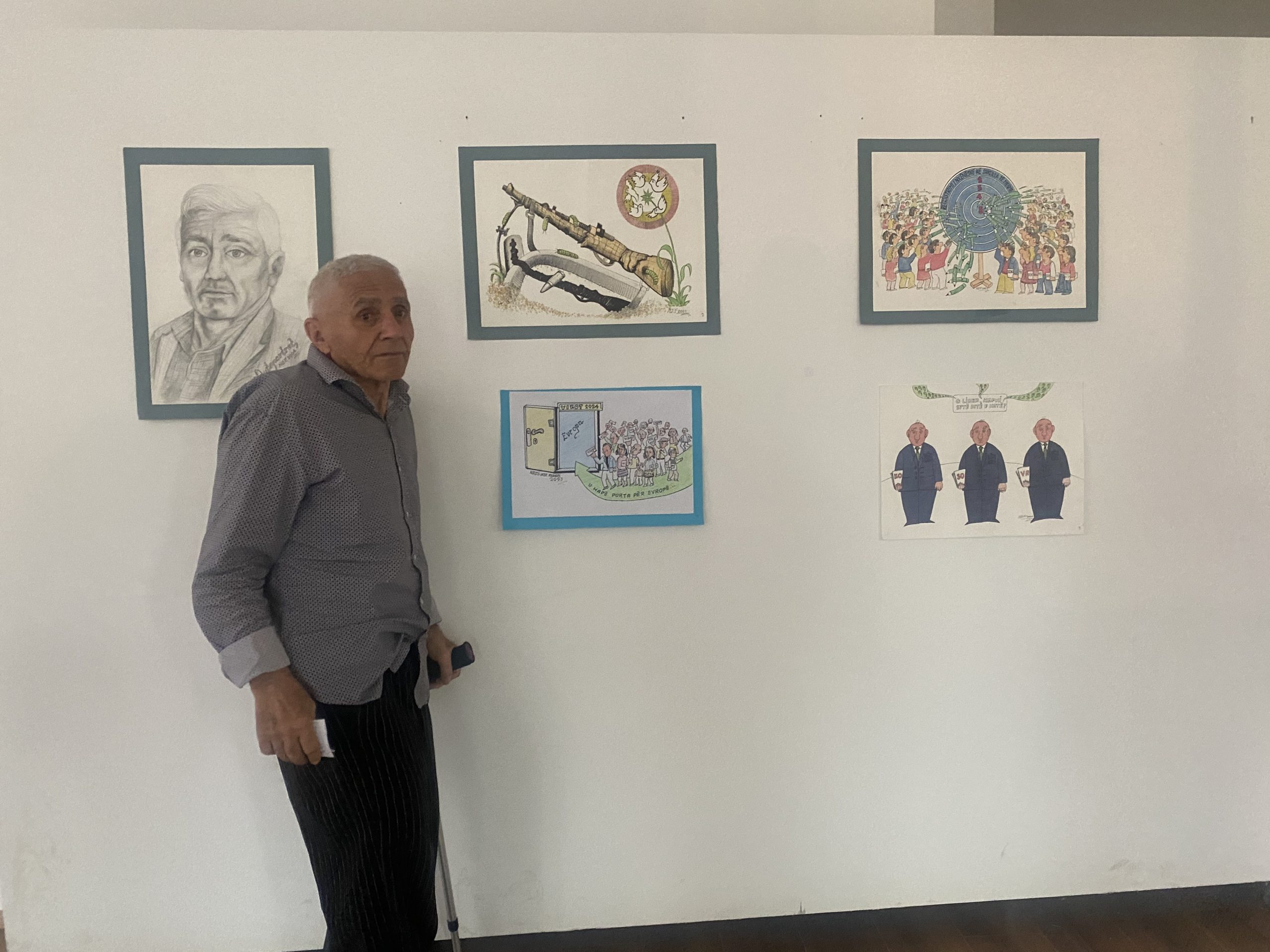 Ekspozita e karikaturave nga profesori Nefi Rexhepi në Galerinë e Arteve në Podujevë