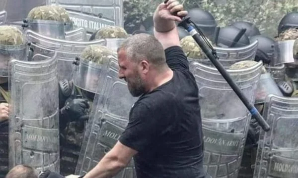 Ambasadori i Kosovës në Gjermani, ia konfirmon deputetit gjerman vërtetësinë e identitetit të serbit që sulmon KFOR-in