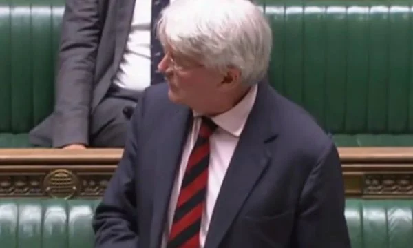 Ministri britanik i përgjigjet kritikave të deputetes Kearns për Kosovën