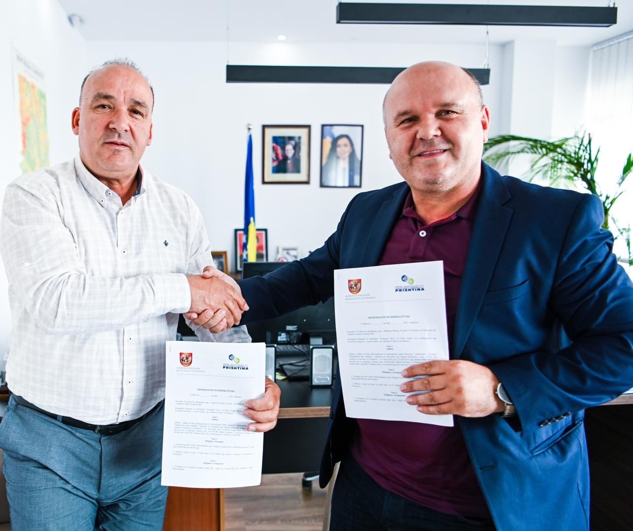 Komuna e Podujevës nënshkruan memorandum bashkëpunimin për projektin “Rehabilitimi dhe vazhdimi i ndërtimit të Ujësjellësit” për disa fshatra