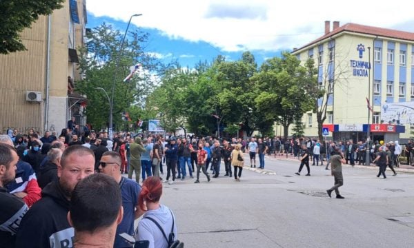 Serbët mblidhen pas arrestimit të Milun Milenkoviqit në veri, disa i maskojnë fytyrat