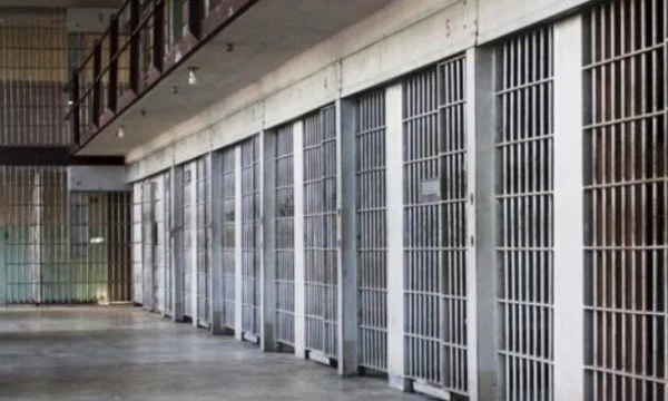 Kërkohet paraburgim për avokatin që dyshohet se ia mori 8 mijë euro klientit për t’i korruptuar me to gjykatësit