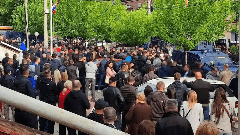 Protesta në Leposaviq, gazetari e pa se po i afrohej një protestues me thikë e pistoletë