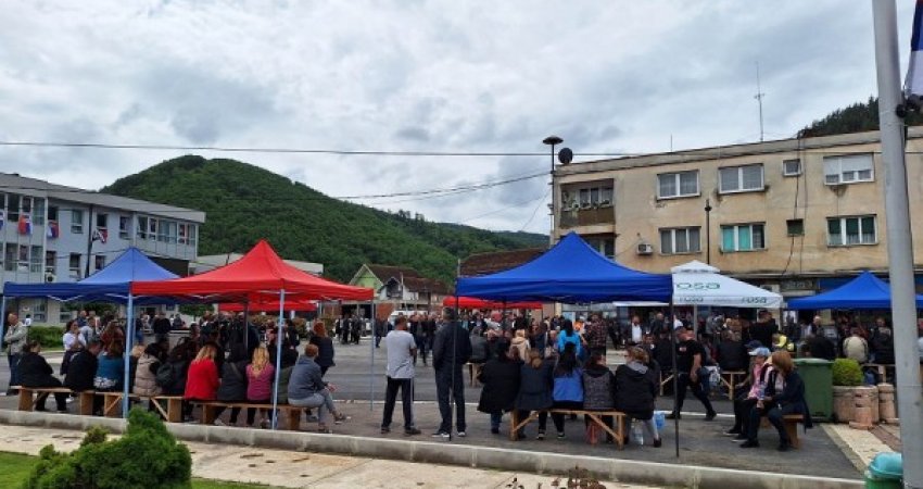 Tensione në Leposaviq, protestuesit tentojnë të hyjnë me dhunë në objektin e komunës