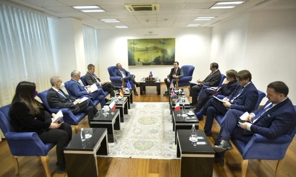 Ambasadorët e shteteve të QUINT-it dhe të tjerë i shkojnë Kurtit në zyrë