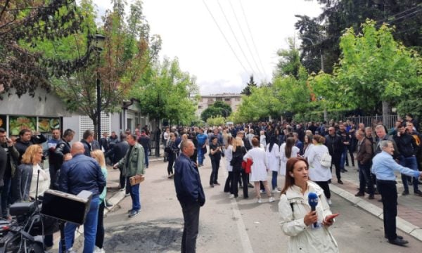 Serbët mblidhen sërish, vazhdojnë protestat para objekteve komunale në veri