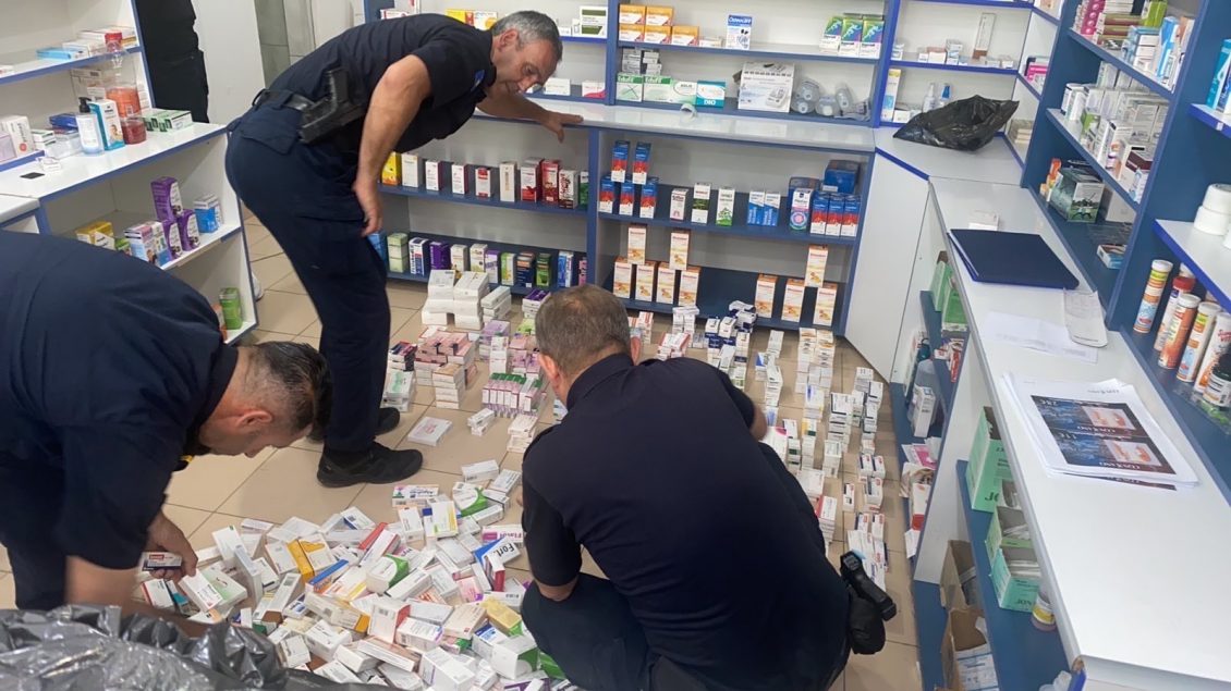 Sekuestrohen barna pa banderola në Skenderaj