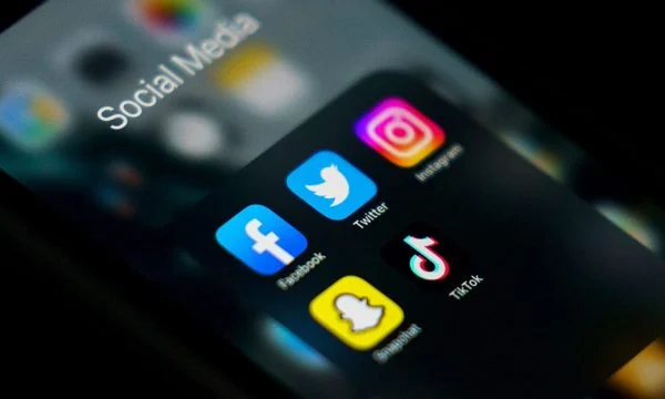 Klinë, arrestohet e dyshuara që postoi fotografi dhe video të dy grave në rrjete sociale