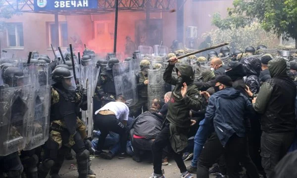 Protesta e së hënës në Zveçan, Policia: 70-80 persona të dhunshëm sulmuan zyrtarët policorë, po hetojmë