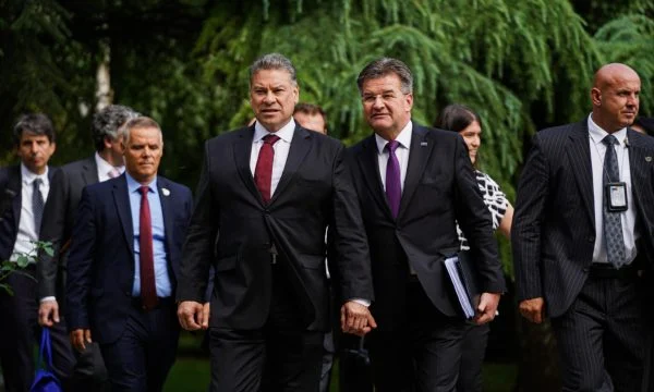 Krejt çka thanë Escobar dhe Lajçak për vizitat në Kosovë dhe Serbi, pas tensioneve në Veri