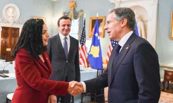 Edhe me Kurtin, edhe me Amerikën – Presidentes i kërkohet të flasë për sanksionet