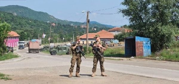 Pamje nga post-blloku i KFOR-it në hyrje të Leposaviqit, shtohet prania e ushtarëve